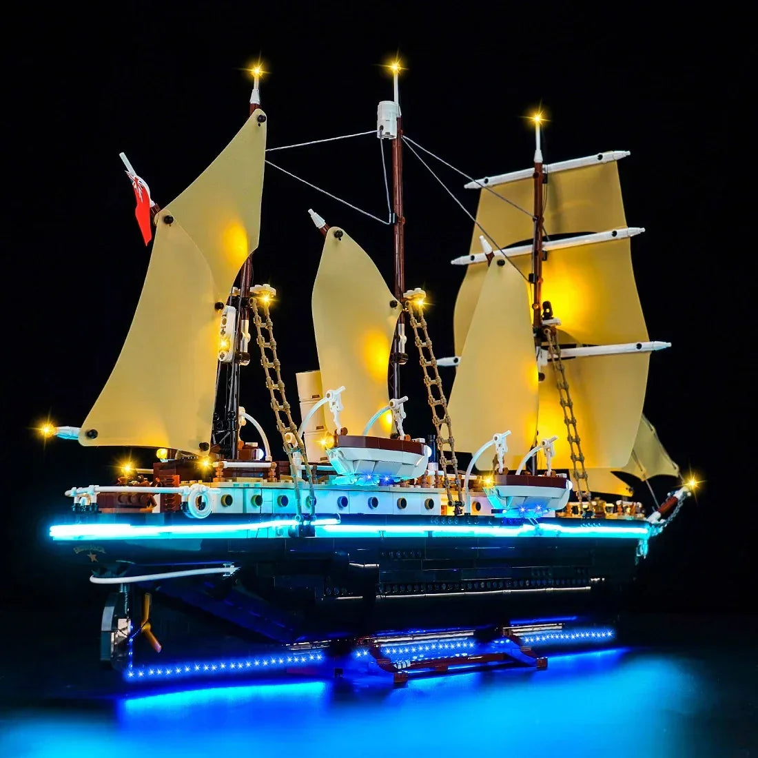 Beleuchtetes LEGO Schiff mit gelben Segeln und blauen Unterwasserlichtern