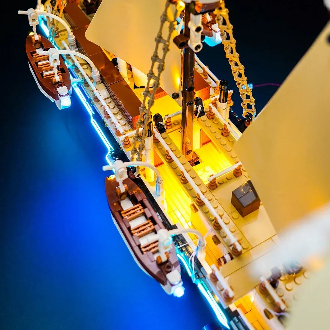 Beleuchtetes Lego-Schiff mit Segeln und Beibooten