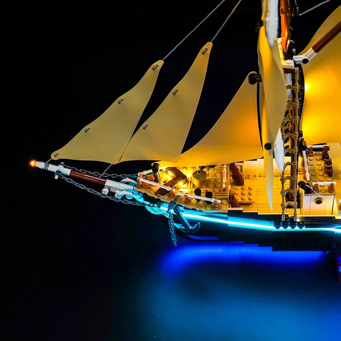 Beleuchtetes Lego-Schiff mit gelben Segeln und blauem Unterwasserlicht