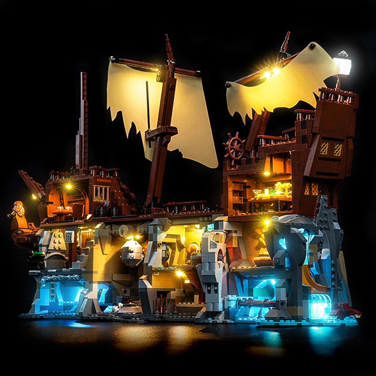Beleuchtetes Lego-Piratenschiff mit Segeln und Unterwasserhöhlen