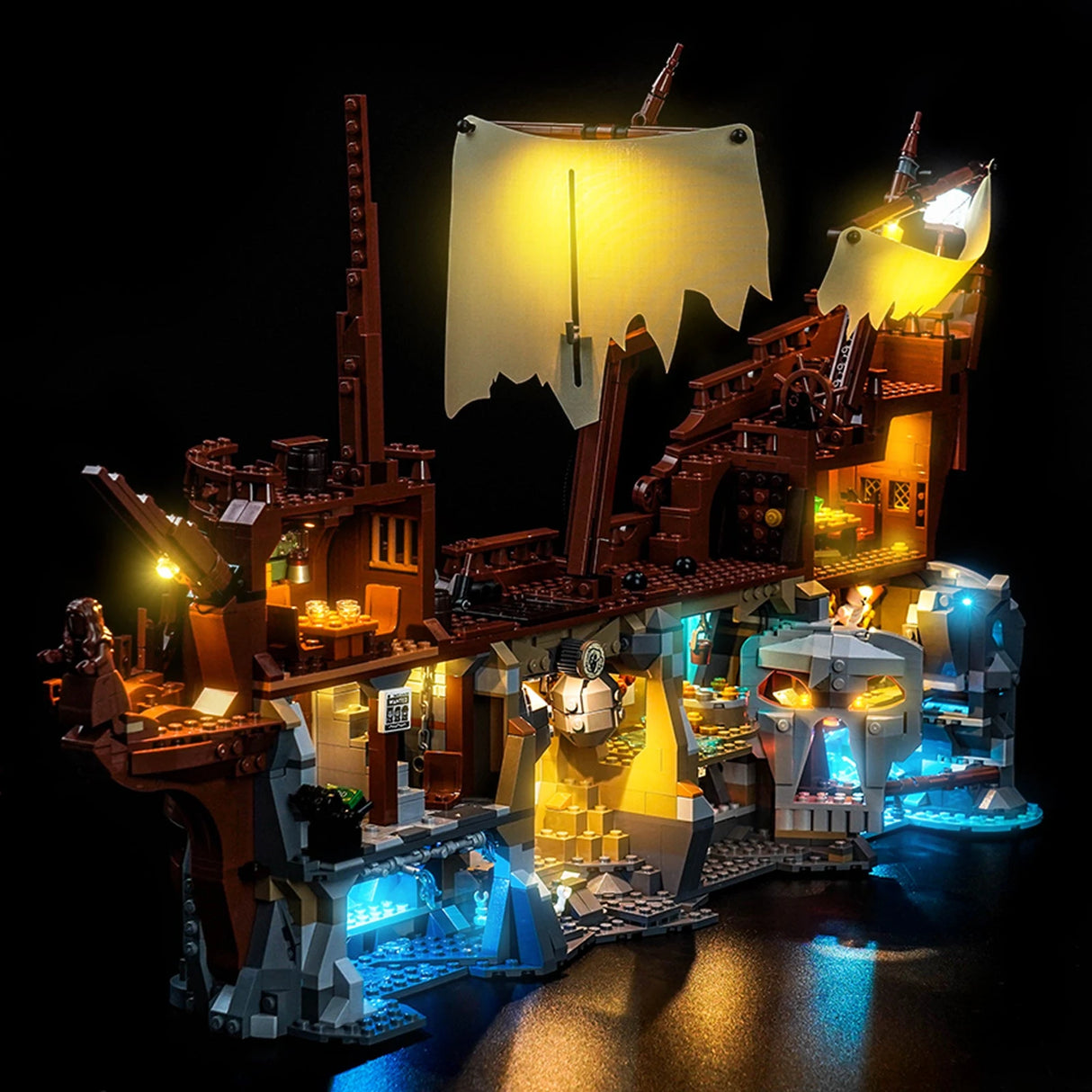 Beleuchtetes LEGO Schiffswrack mit Piratenversteck und Totenkopfhöhle