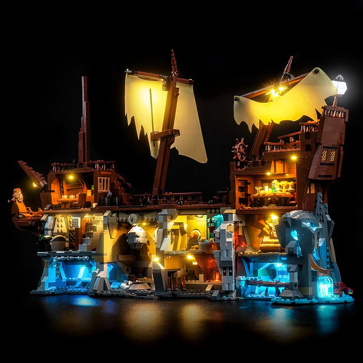 Beleuchtetes LEGO Piratenschiff mit zerfetzten Segeln und einer detaillierten Innenansicht