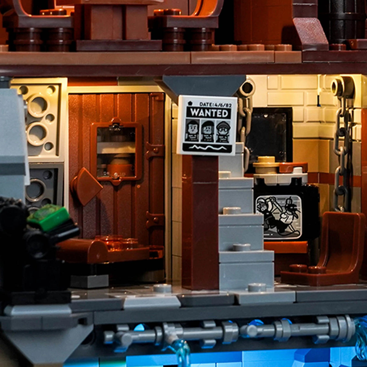 Nahaufnahme eines Lego-Sets mit einem Fahndungsplakat und einer Kette