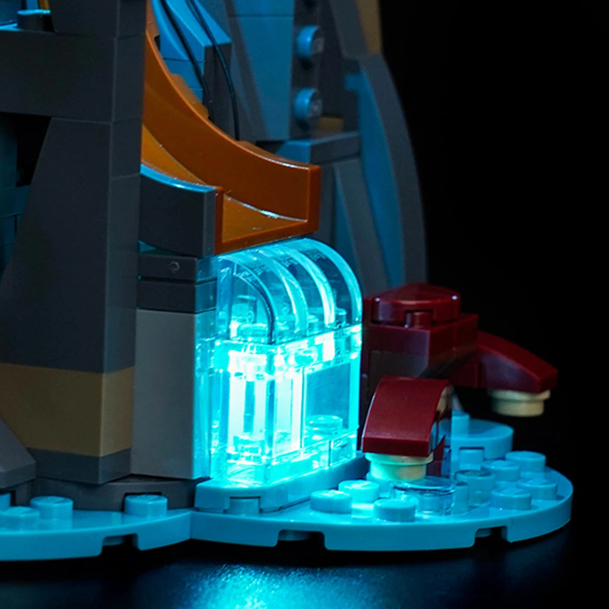 Leuchtender Wasserfall aus Legosteinen in Blau und Orange