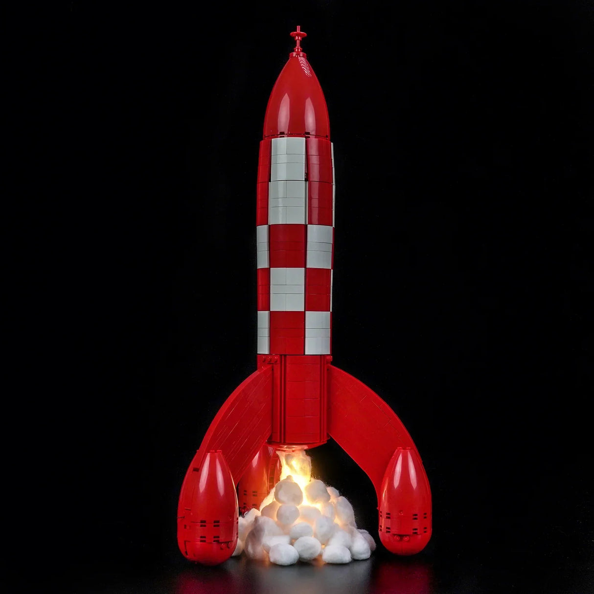Rote und weiße Rakete mit Flammen und Rauch an der Basis