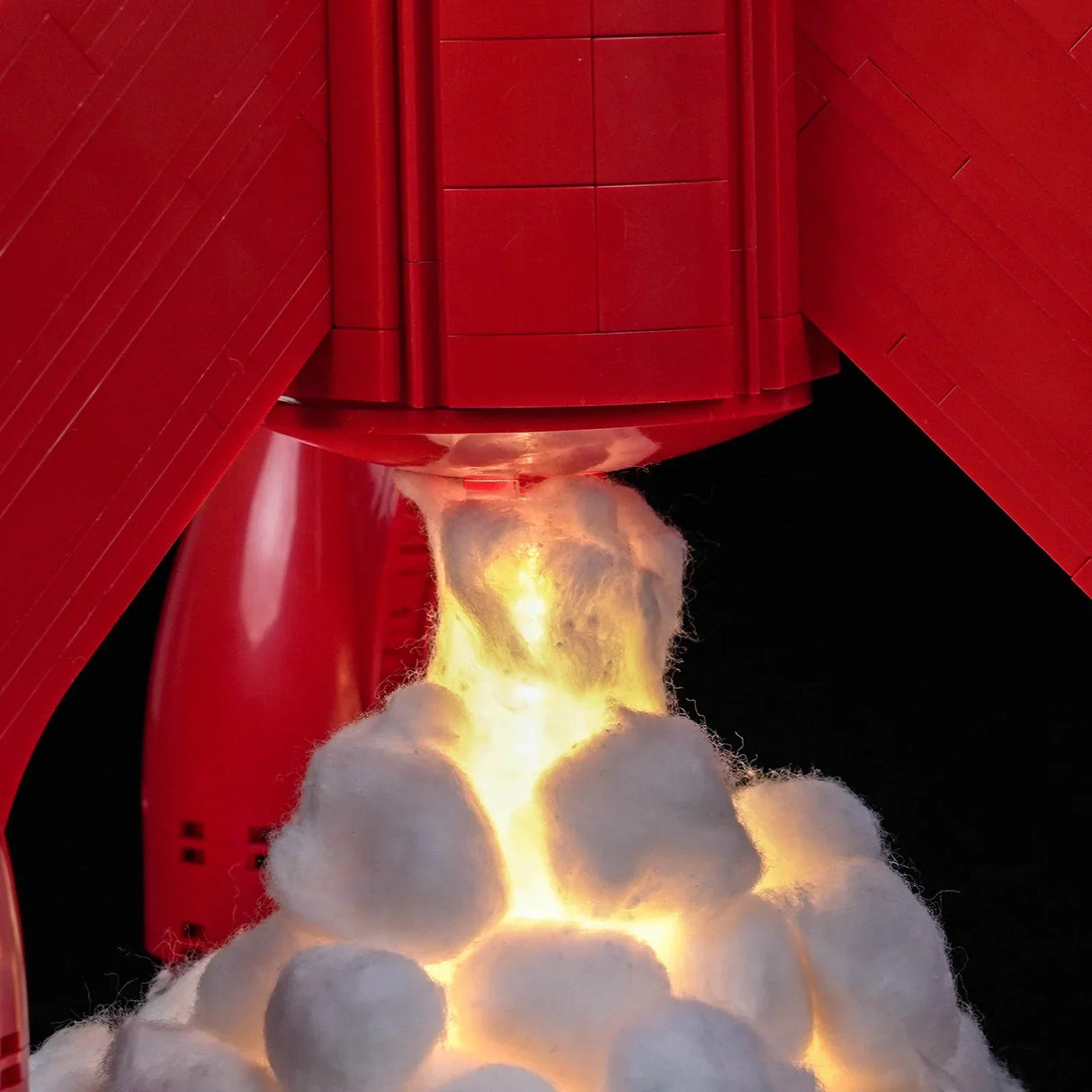 Rote Rakete mit leuchtendem, baumwollartigem Rauch, der aus dem Triebwerk kommt