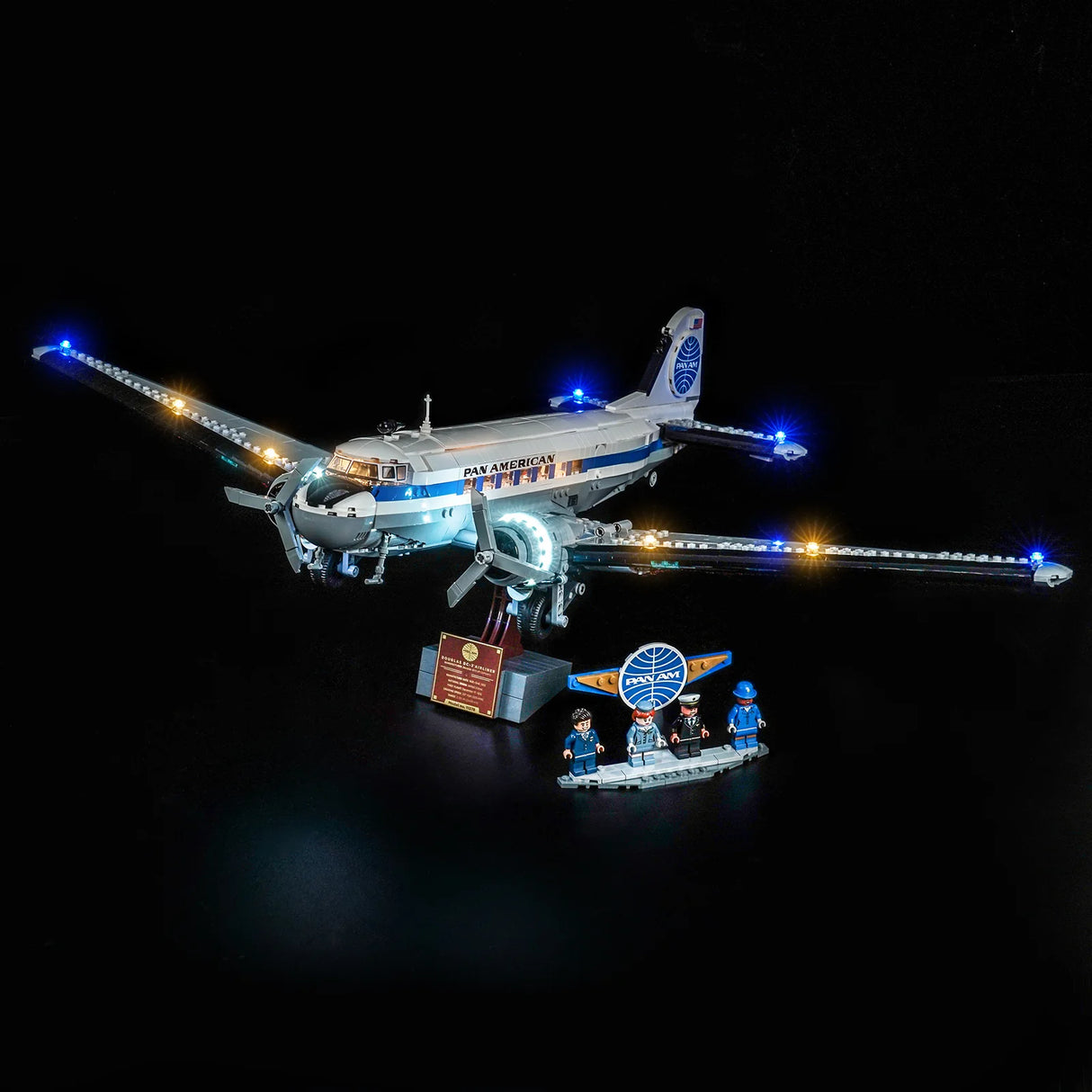 Beleuchtetes LEGO Pan American Flugzeugmodell mit vier Minifiguren und Pan Am Logo