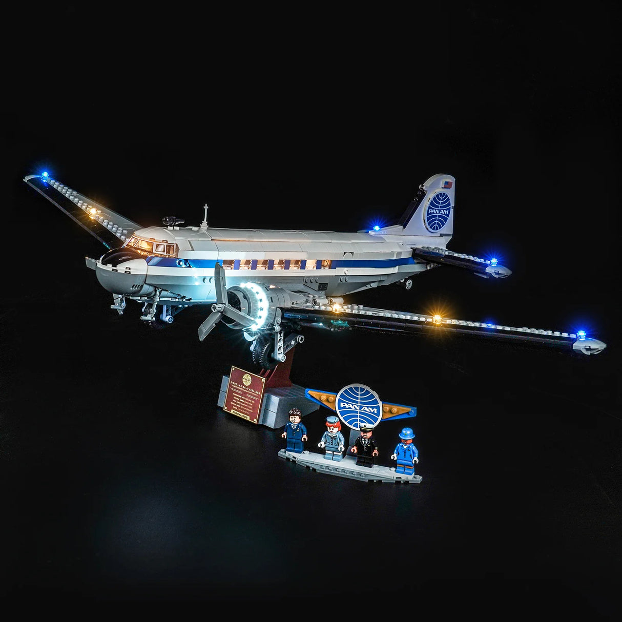 Beleuchtetes LEGO Pan Am Flugzeugmodell mit vier Minifiguren und Pan Am Logo