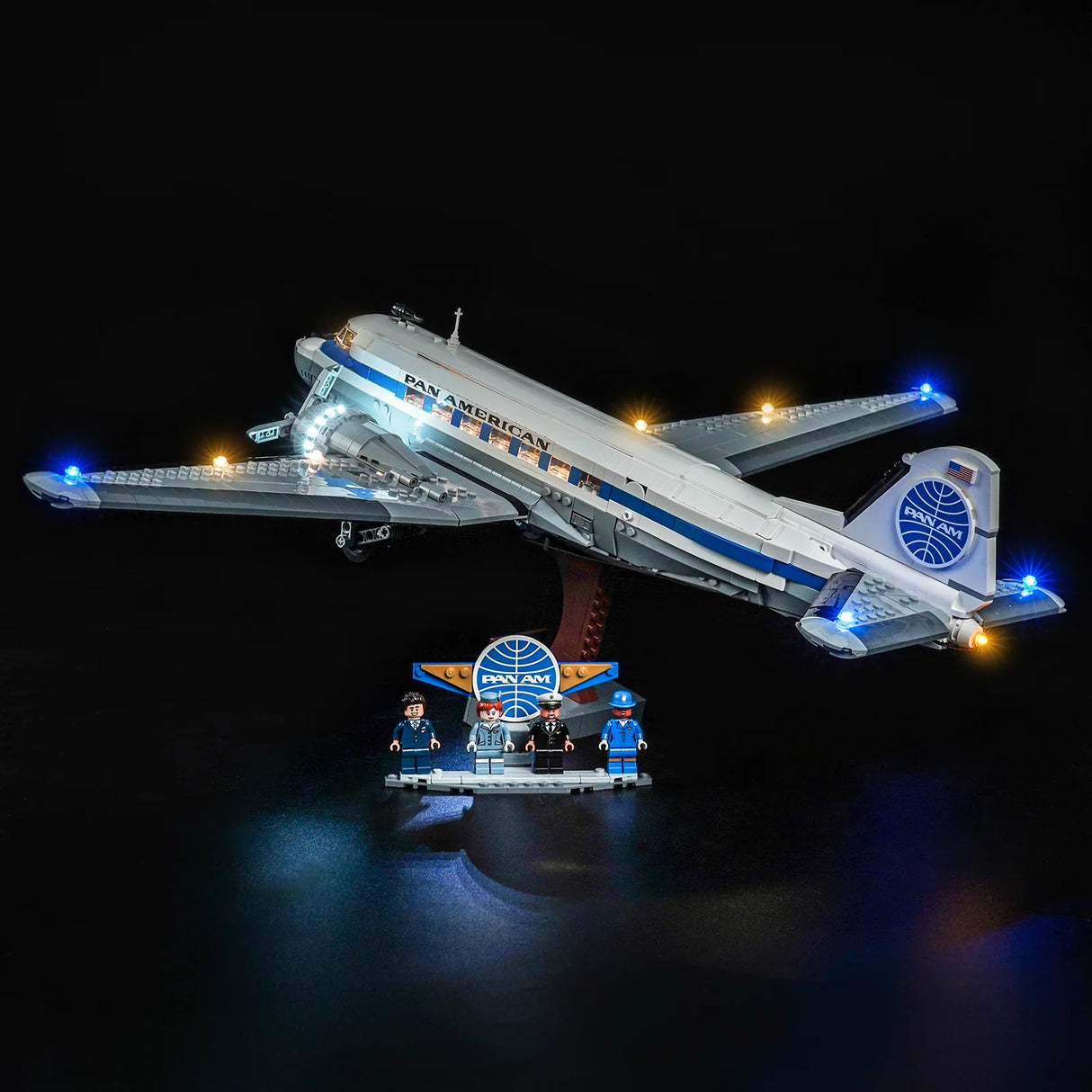 Beleuchtetes LEGO Pan American Flugzeugmodell mit vier Minifiguren auf einem Ständer
