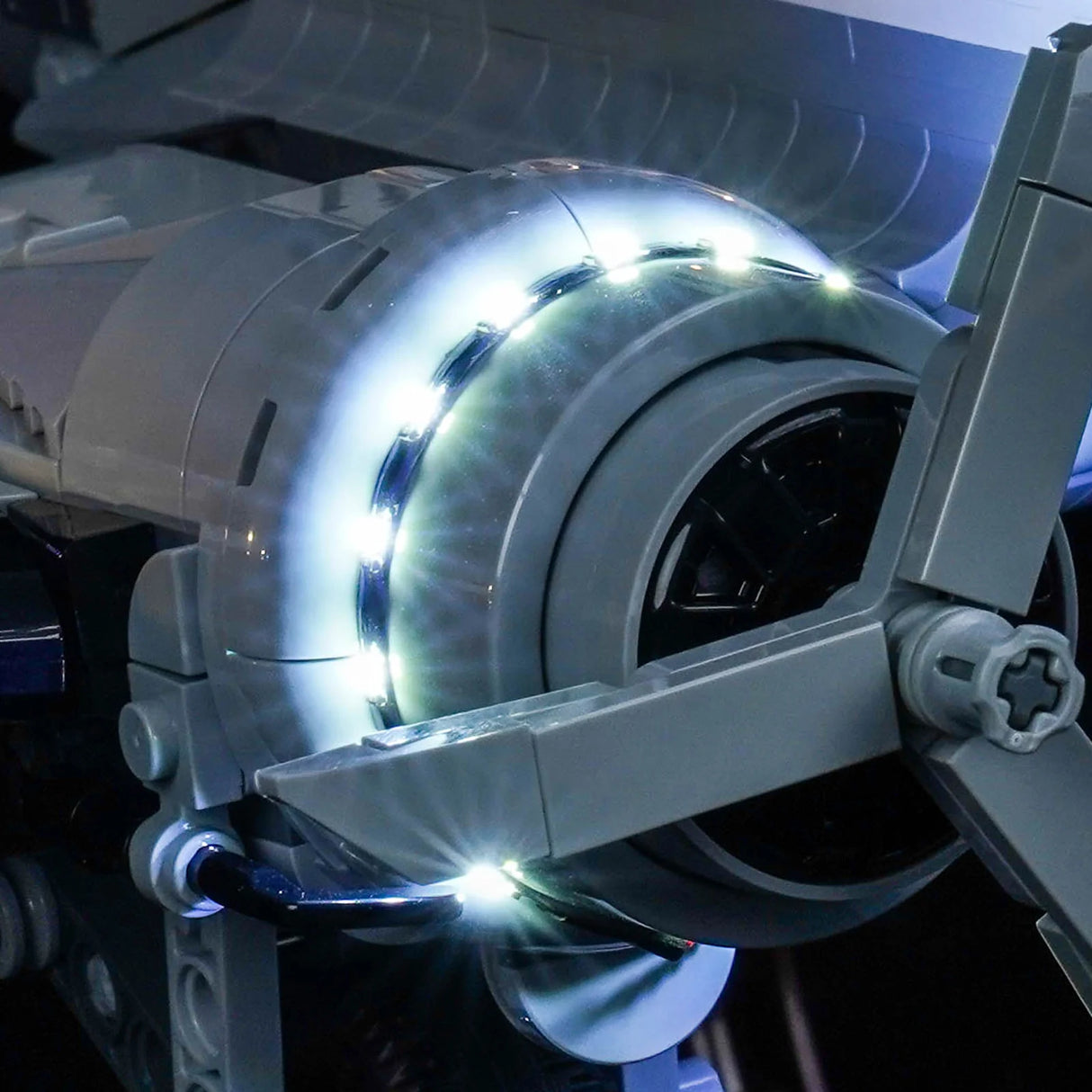 Nahaufnahme eines beleuchteten LEGO-Modells mit einem Propeller und LED-Lichtern