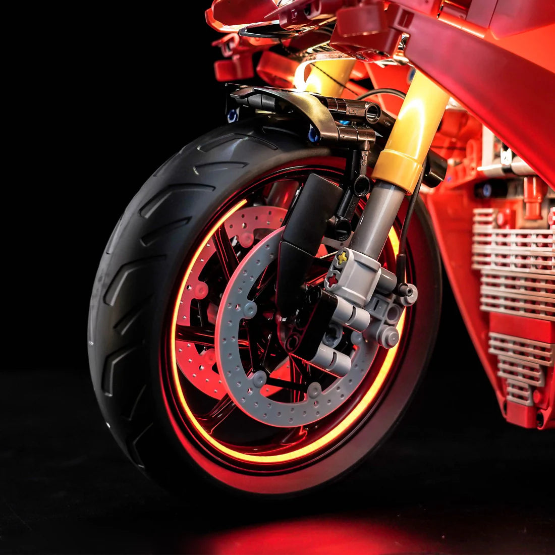 Rotes Motorrad-Vorderrad mit leuchtenden Felgen und Bremsscheiben