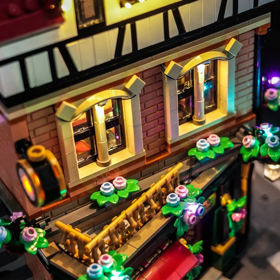 Beleuchtetes Lego-Gebäude mit Ziegelwänden, Fenstern und Blumenkästen