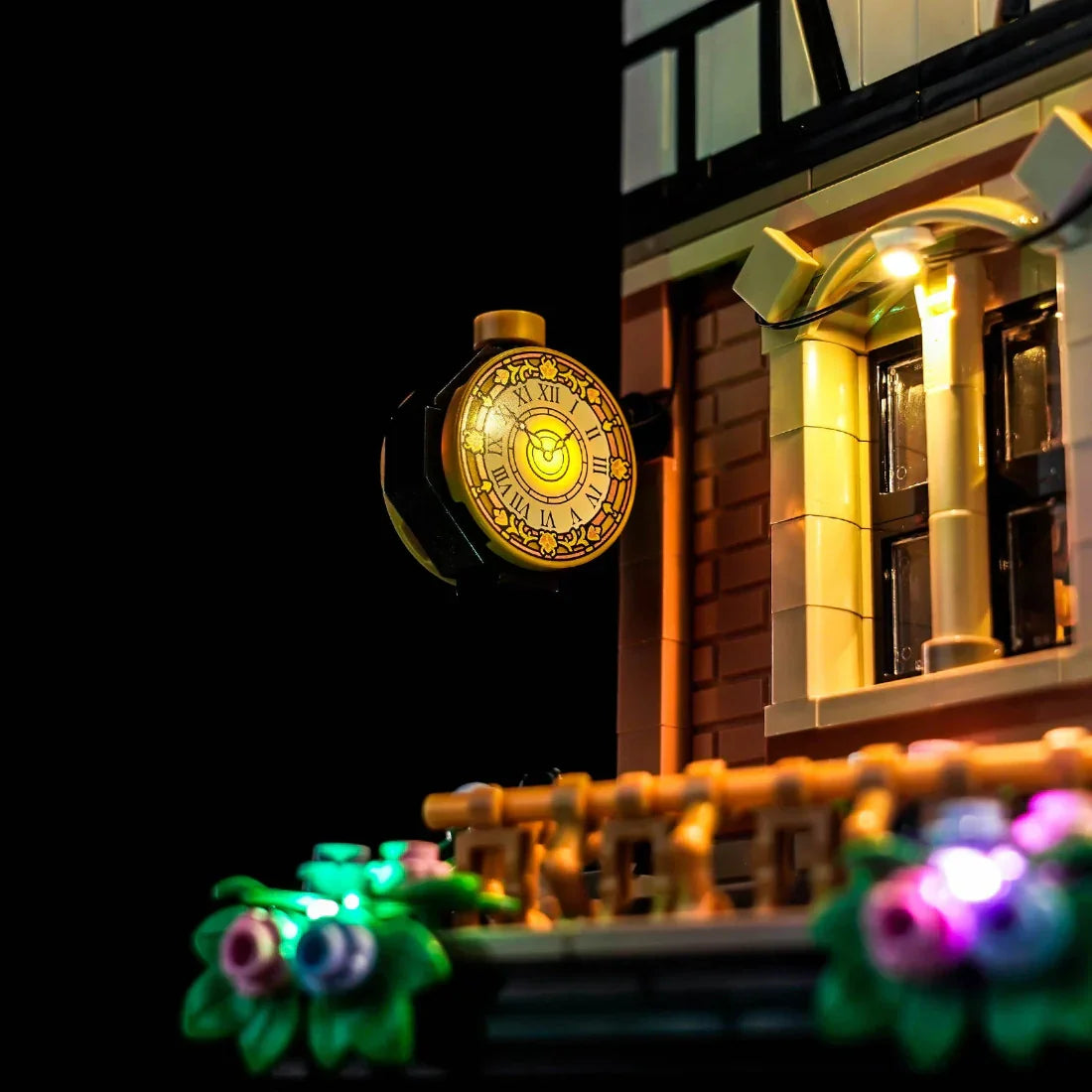 Beleuchtete Uhr an einem Gebäude aus Legosteinen