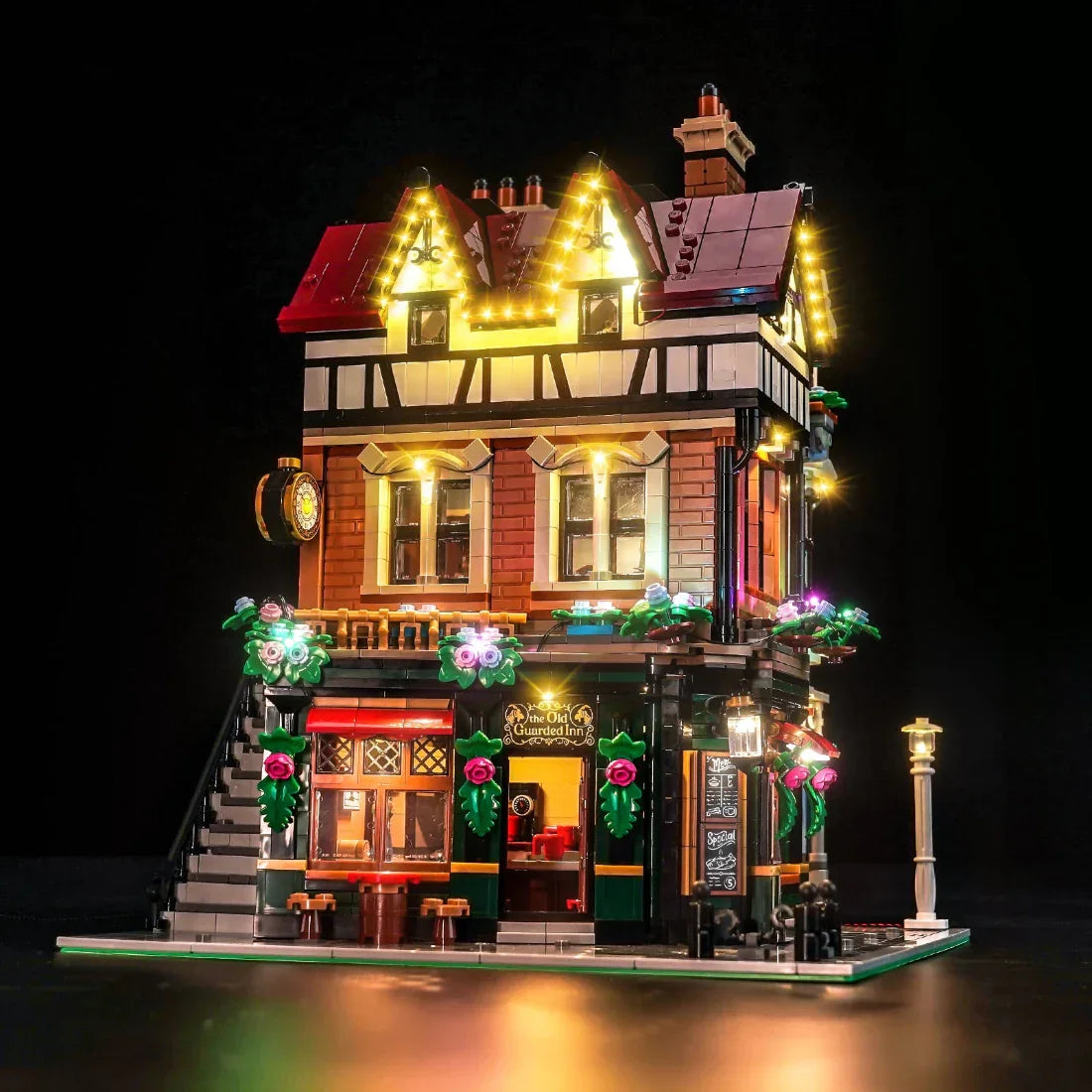 Beleuchtetes Lego-Modell des Gasthauses The Old Guarded Inn bei Nacht