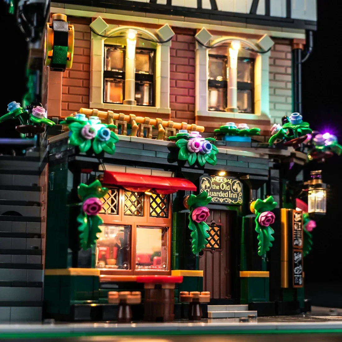 Beleuchtetes Lego-Modell eines Gasthauses mit dem Schild The Old Guarded Inn