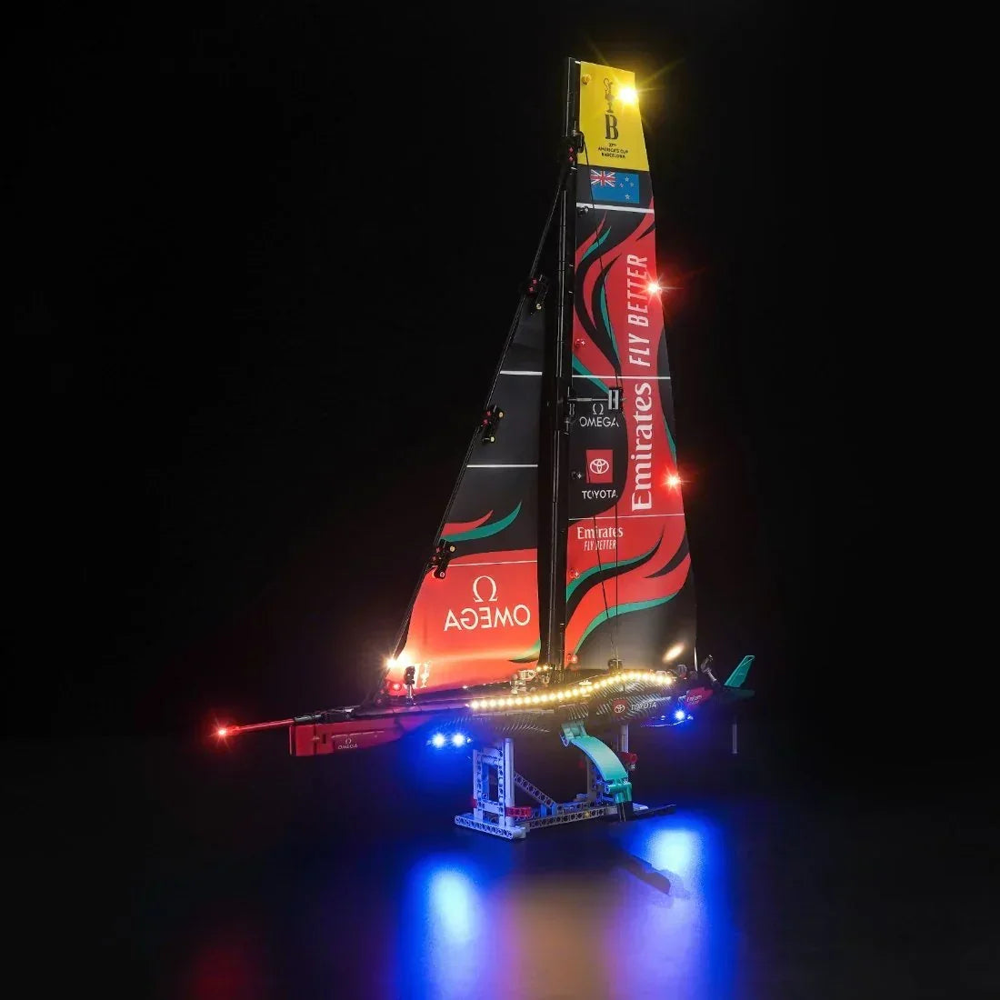 Modell eines Emirates Team New Zealand Segelboots mit LED Beleuchtung vor schwarzem Hintergrund
