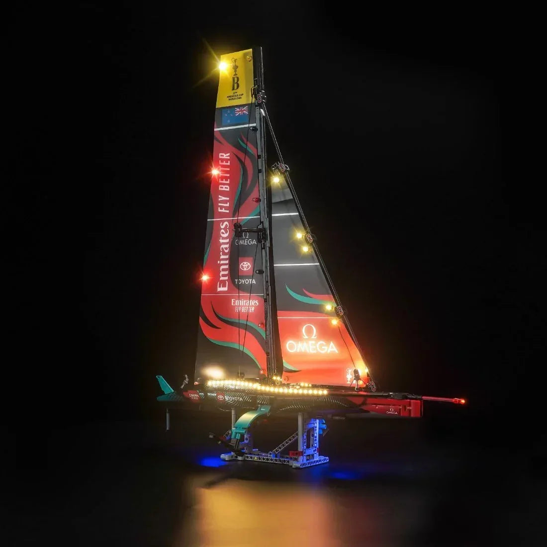 Beleuchtetes Modell eines Emirates Team New Zealand Segelboots vor schwarzem Hintergrund