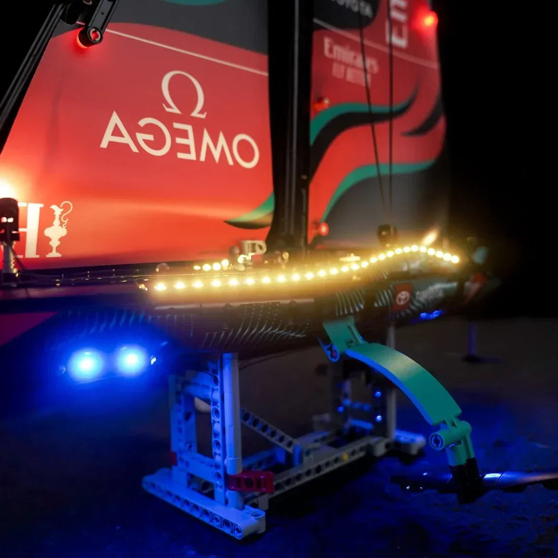 Lego Modell eines Emirates Team New Zealand Rennboots mit LED Beleuchtung