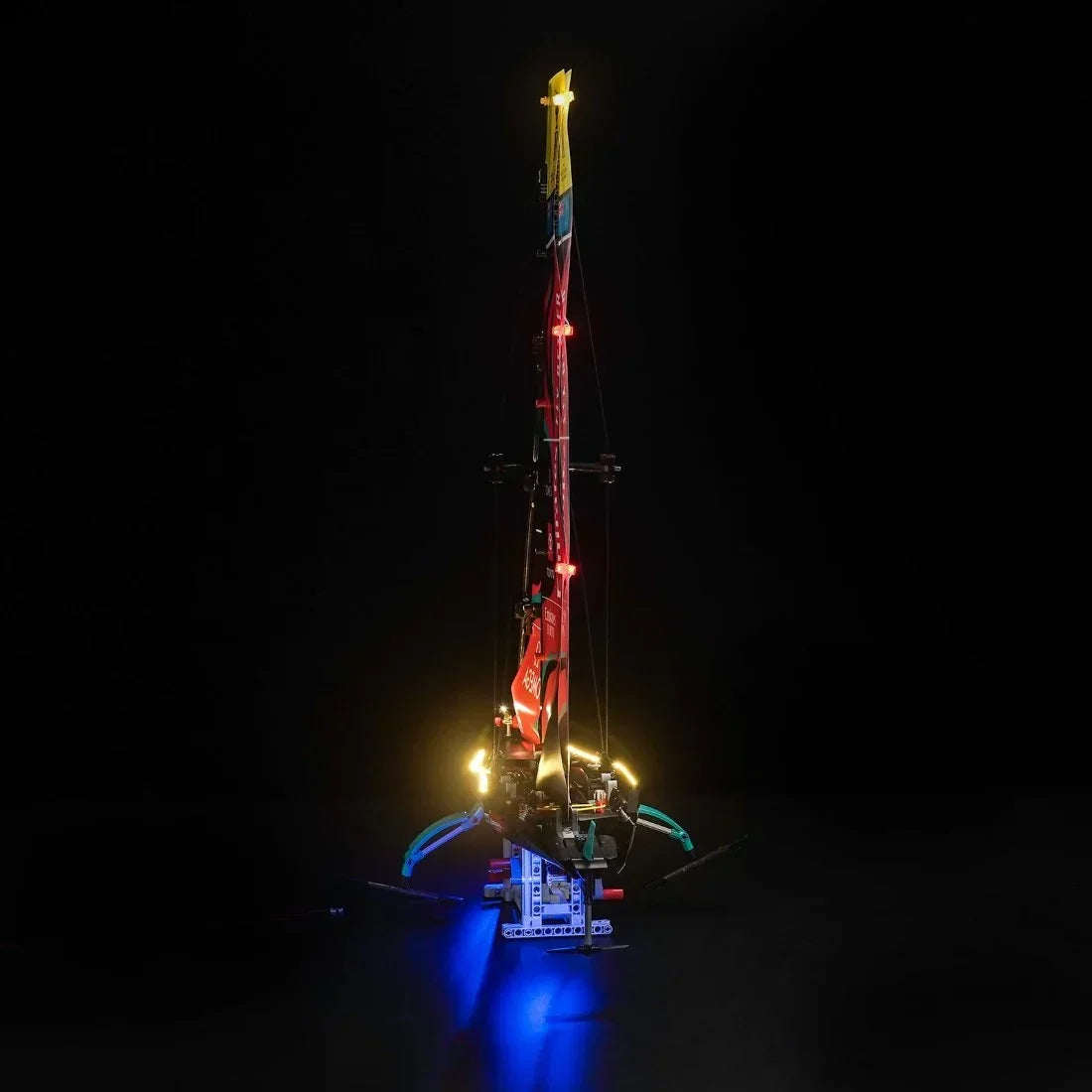 Beleuchtetes Lego Technic Segelboot Modell vor schwarzem Hintergrund