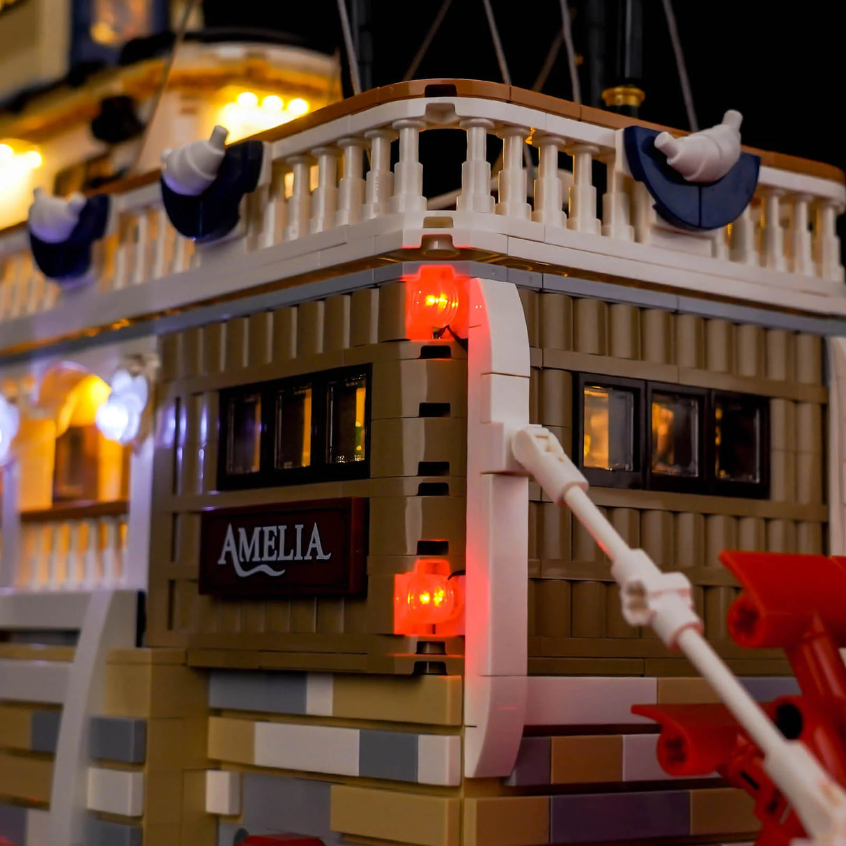 Nahaufnahme des beleuchteten Lego-Schiffs Amelia mit roten und weissen Lichtern