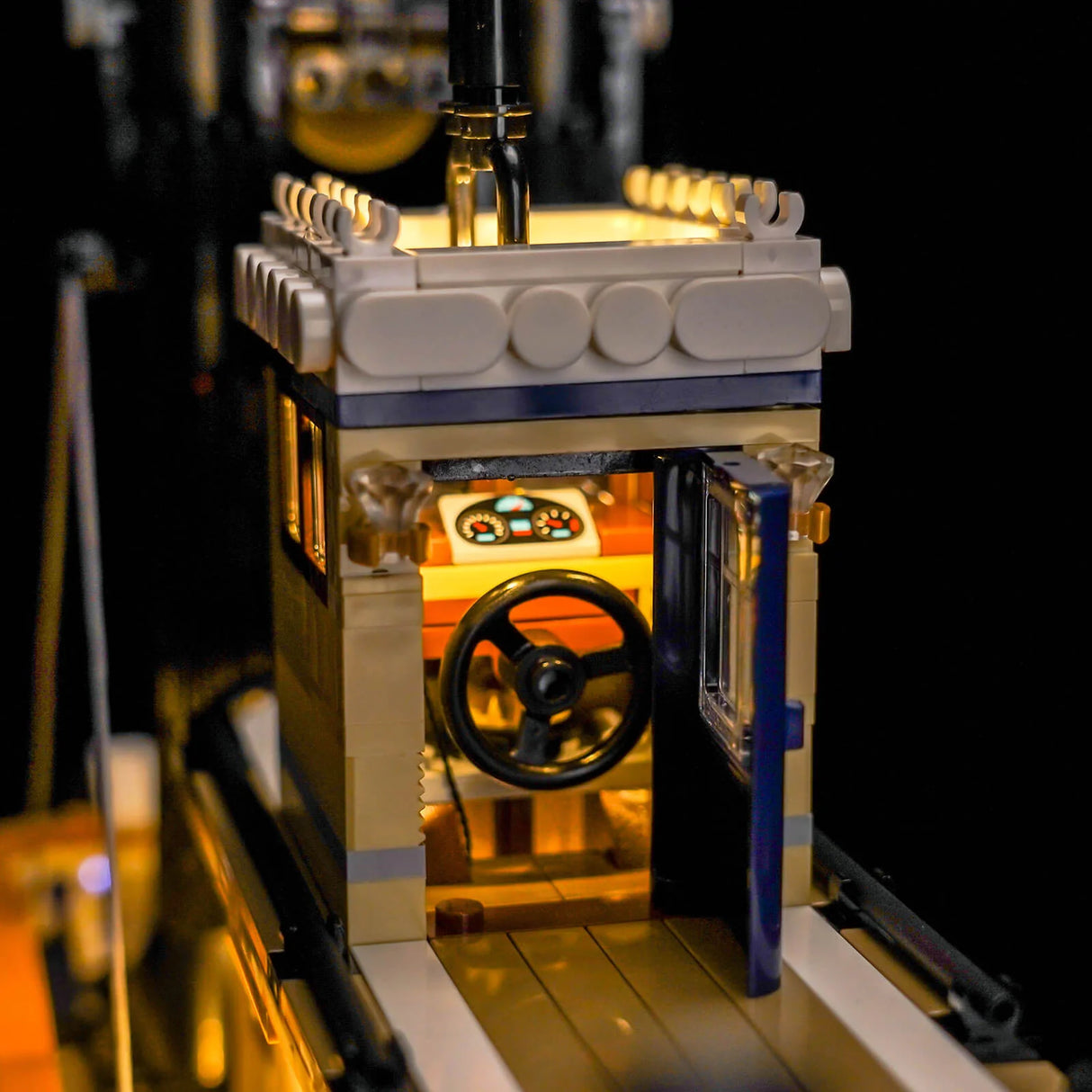 Beleuchtetes LEGO-Modell eines Schiffes mit Steuerrad und Armaturenbrett