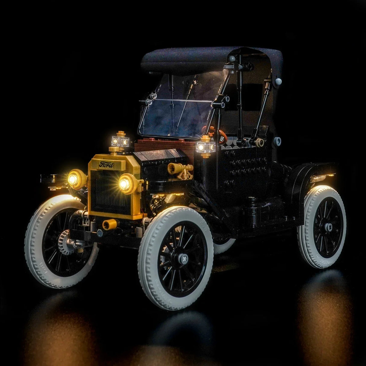 Ein Lego Ford Modell T mit leuchtenden Lichtern auf schwarzem Hintergrund