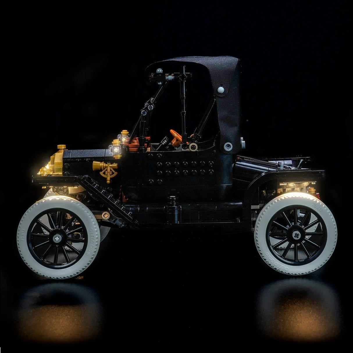 Ein schwarzes Spielzeugauto mit goldenen Akzenten und leuchtenden Lichtern auf schwarzem Hintergrund