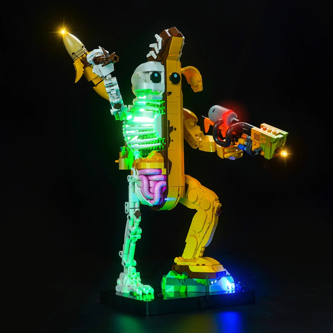Leuchtendes Bananen-Skelett-Modell aus Legosteinen mit Waffen auf schwarzem Hintergrund