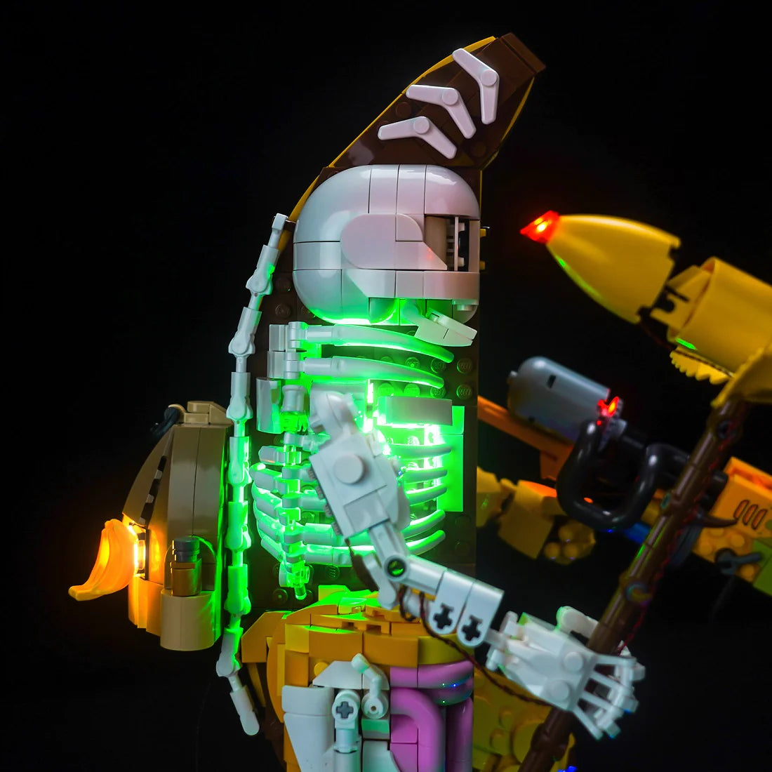 Skelett-Minifigur aus Lego mit leuchtendem grünem Brustkorb und Bananenhut
