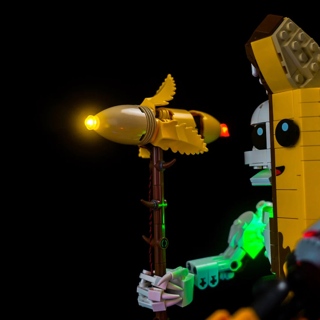 Lego-Figur hält leuchtende Rakete auf einem Stab