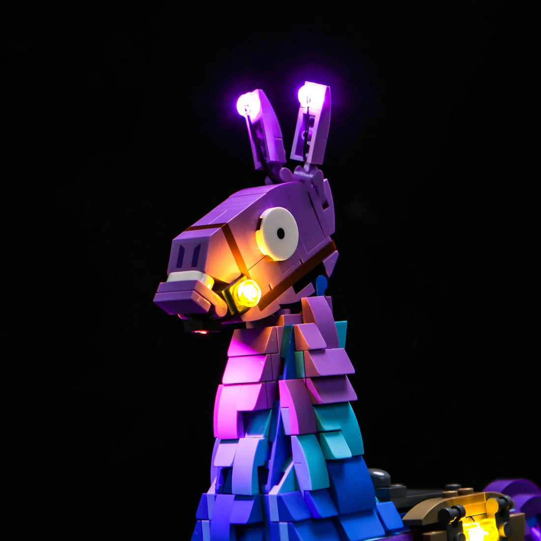 Lila und blaue Lego-Lama-Figur mit leuchtenden Lichtern auf schwarzem Hintergrund