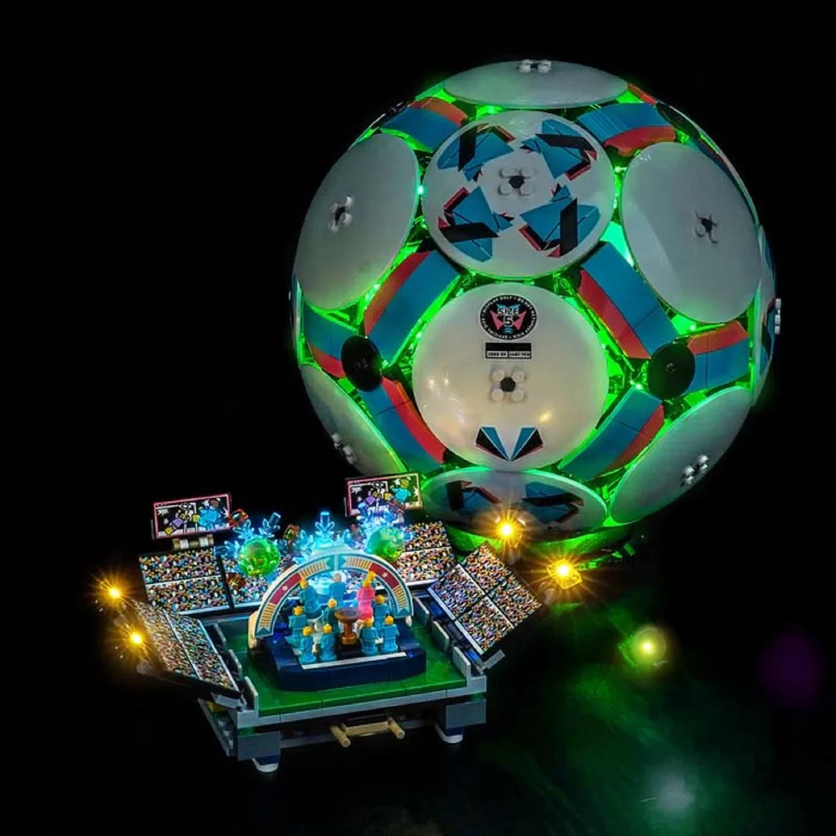 Leuchtender Fußball und Stadionmodell auf schwarzem Hintergrund