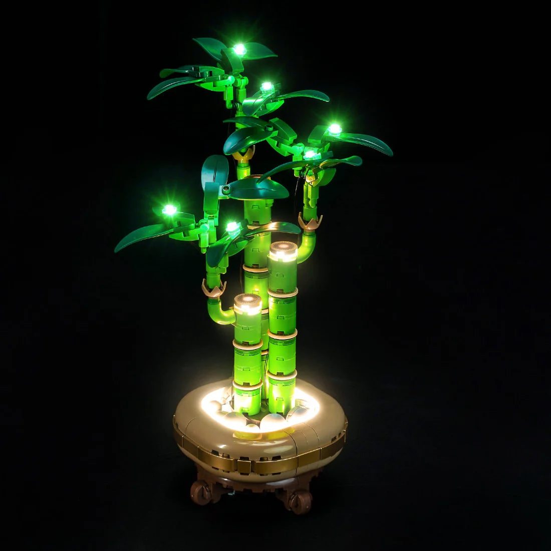 Beleuchteter Bambusbaum aus Legosteinen auf schwarzem Hintergrund