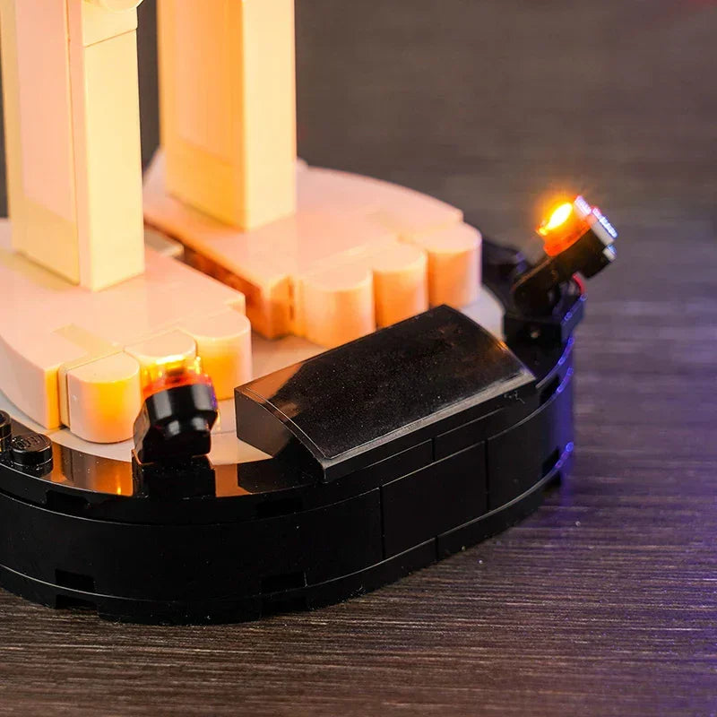 Nahaufnahme des beleuchteten Lego-Modells des Eiffelturms