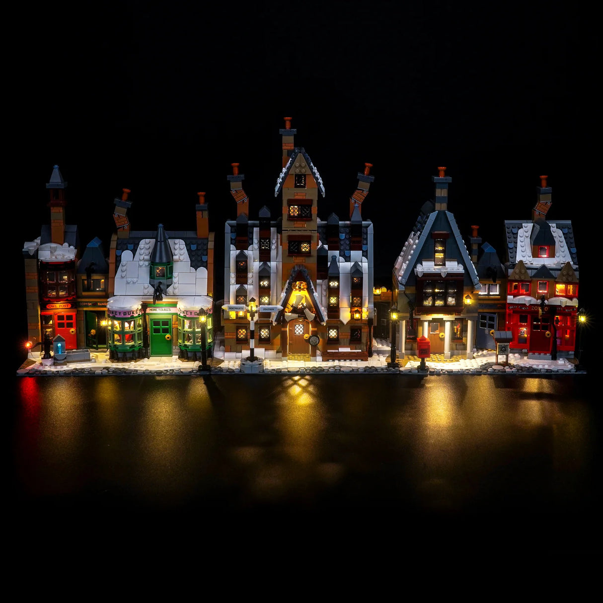 Beleuchtetes LEGO Harry Potter Hogsmeade Dorf Modell bei Nacht