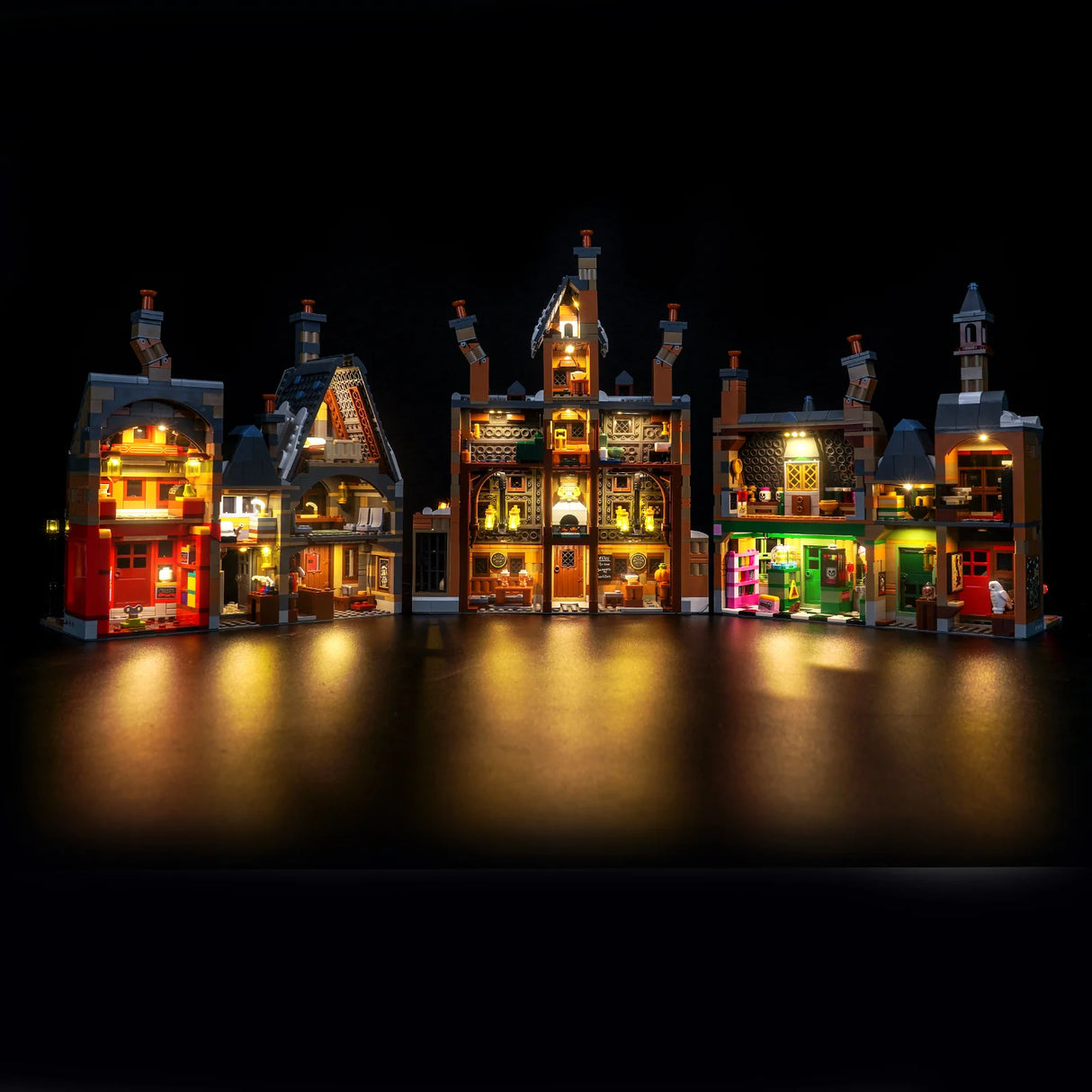 Beleuchtetes Lego Harry Potter Winkelgasse Set in dunklem Raum