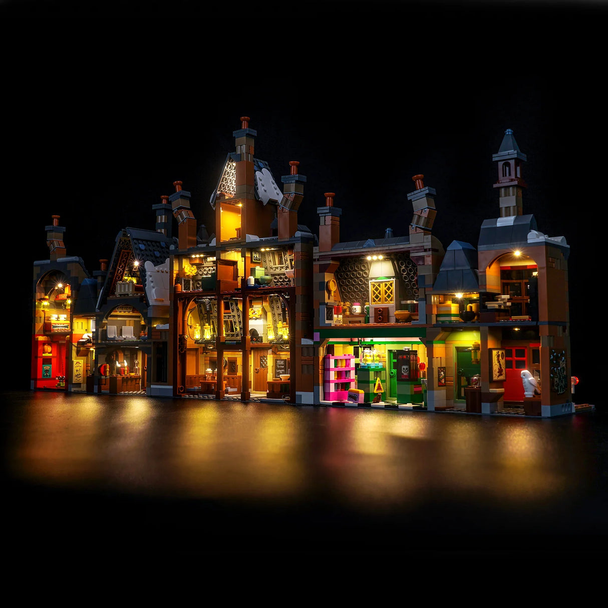 Beleuchtetes LEGO Harry Potter Winkelgasse Set bei Nacht
