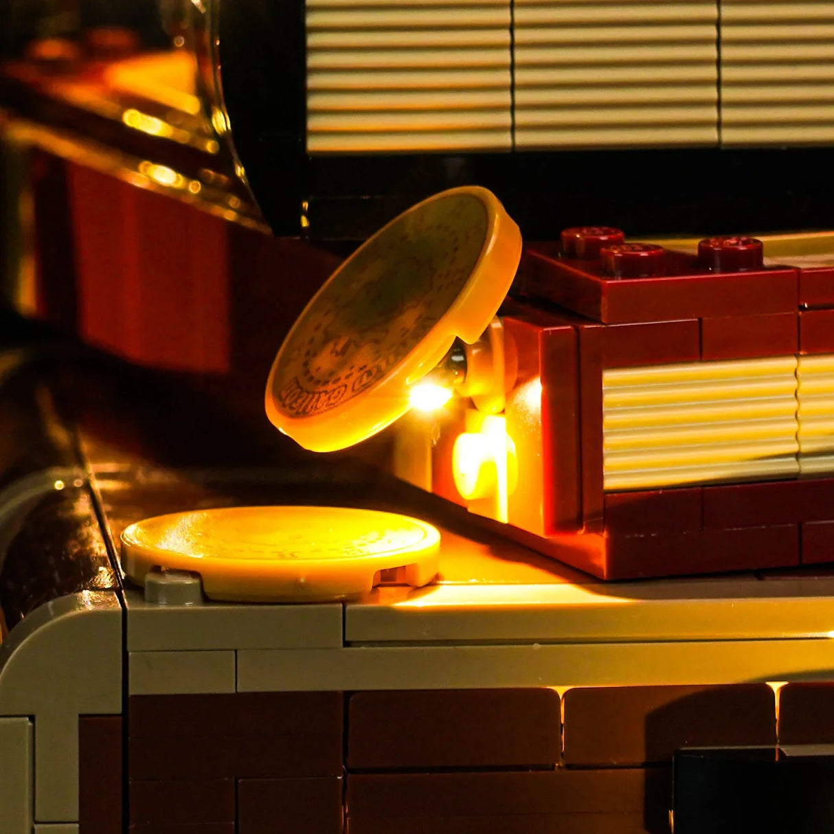 Nahaufnahme eines beleuchteten Lego-Grammophons mit einer Schallplatte auf dem Plattenteller