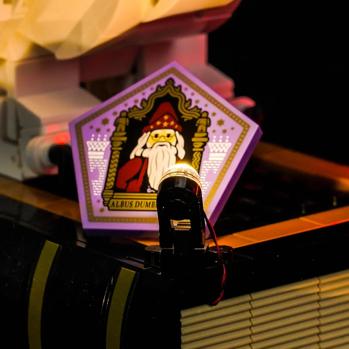 Lila Schokoladenfroschkarte mit Albus Dumbledore und einem Licht