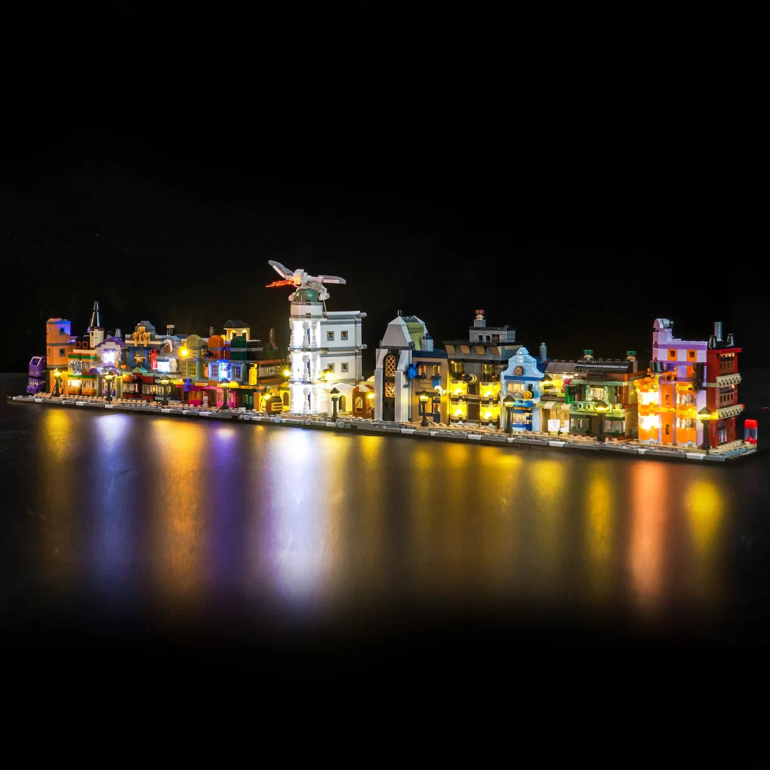 Beleuchtetes Lego-Stadtbild mit bunten Gebäuden und Reflexionen auf dunklem Hintergrund