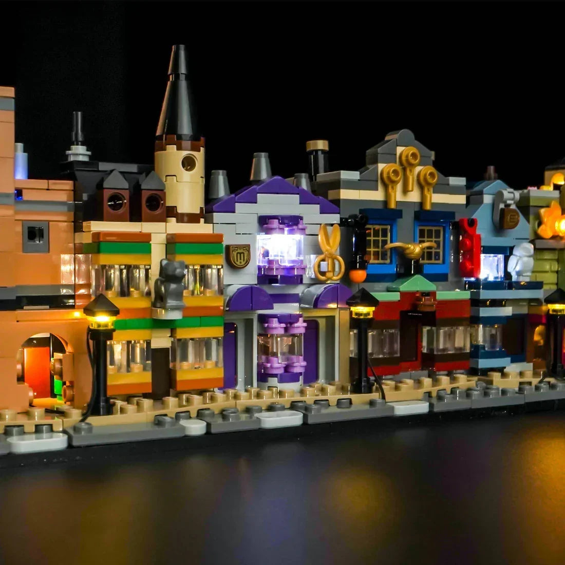 Beleuchtetes Lego-Gebäude mit verschiedenen Geschäften und Laternen