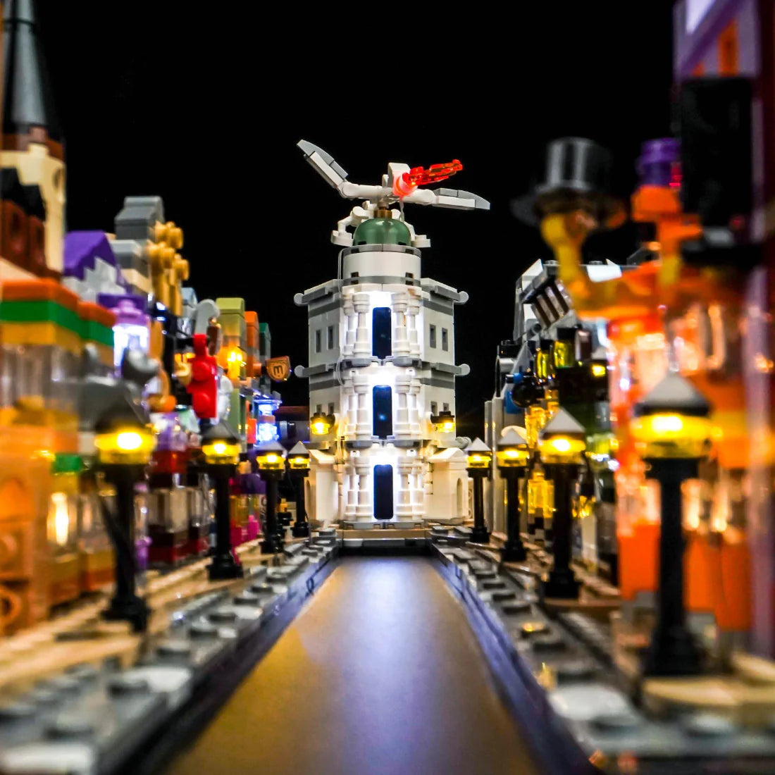 Beleuchtete LEGO-Stadt mit Gebäuden und Straßenlaternen bei Nacht