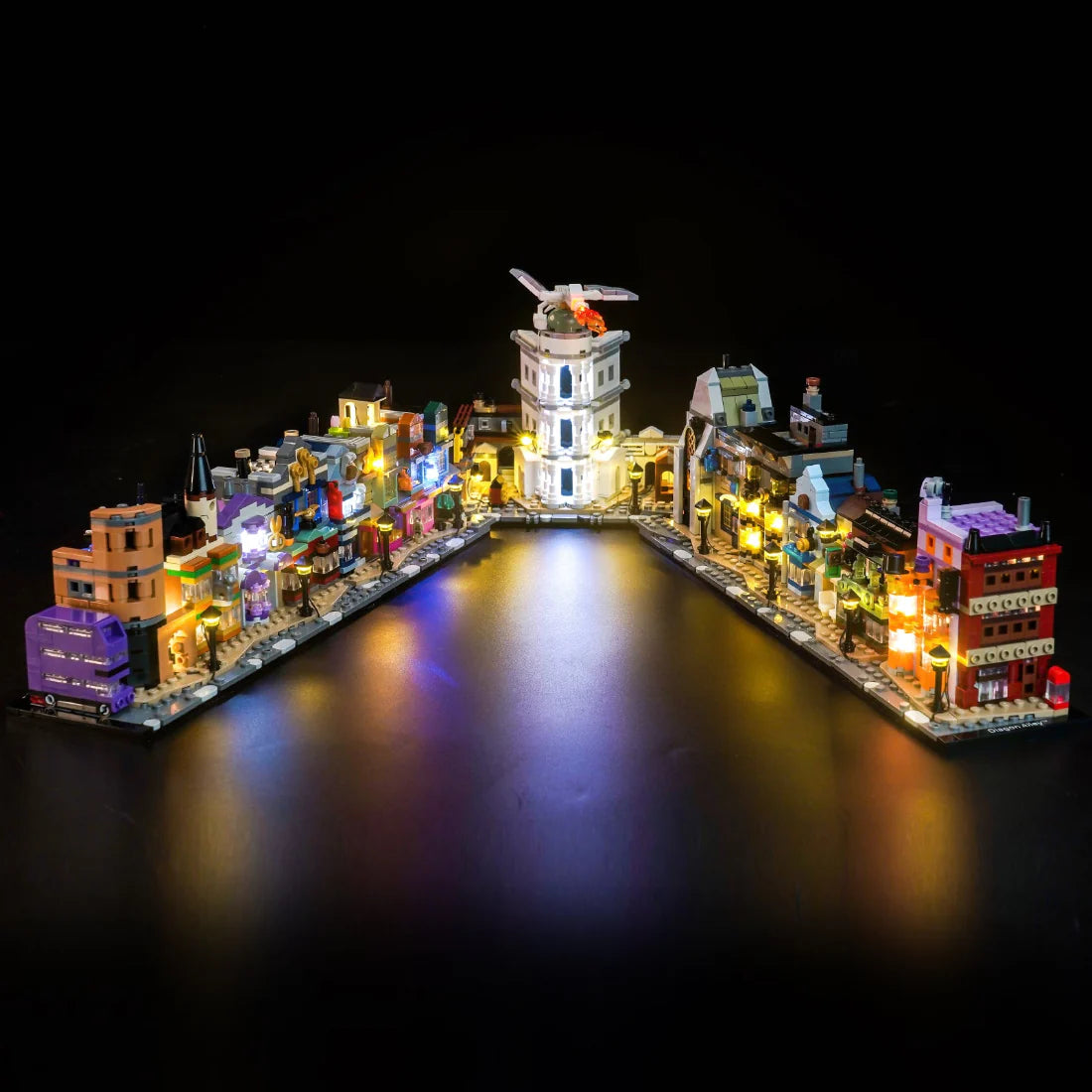 Beleuchtetes LEGO-Modell einer Stadt mit Gebäuden und einem Turm in der Mitte
