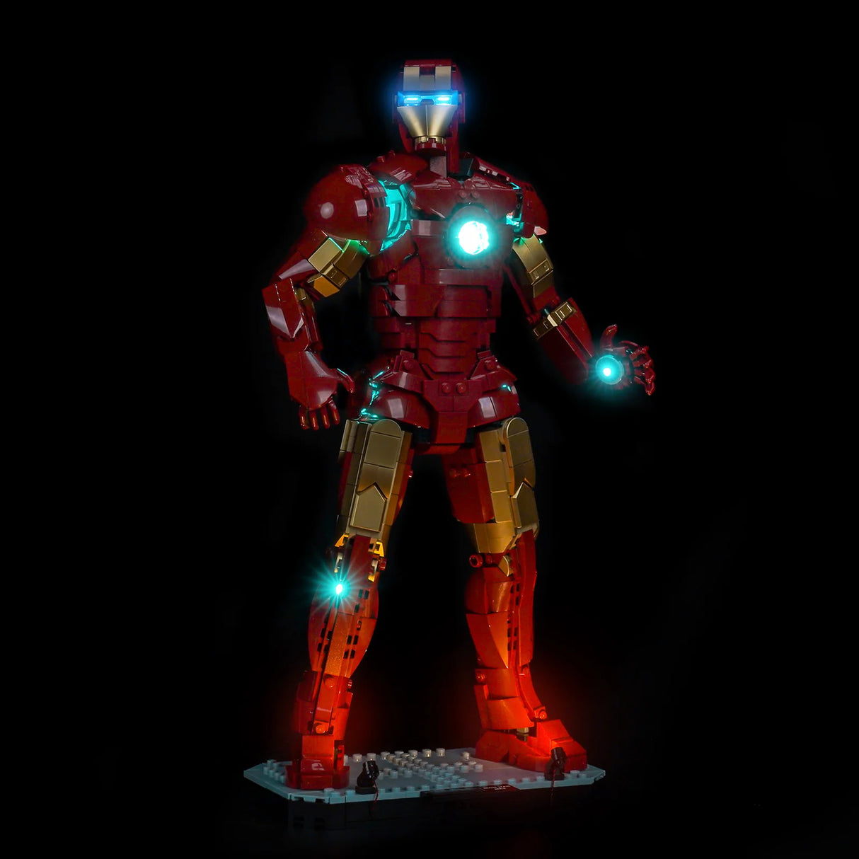 Iron Man Figur mit leuchtenden Augen, Brust und Händen
