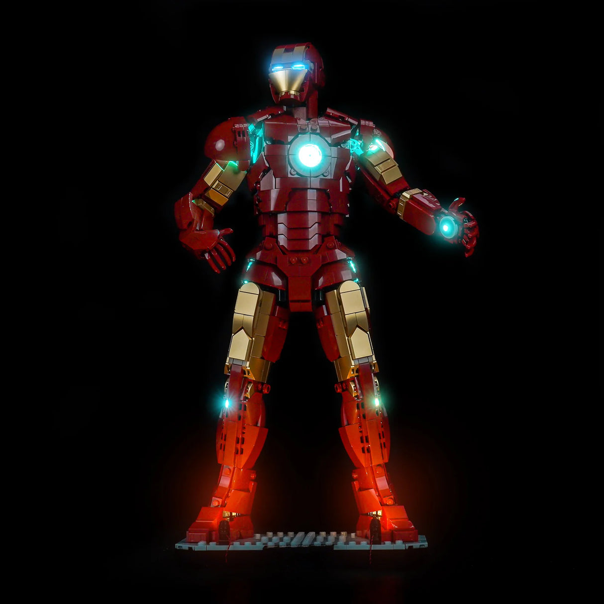 Iron Man Figur mit leuchtenden Augen und Brustplatte