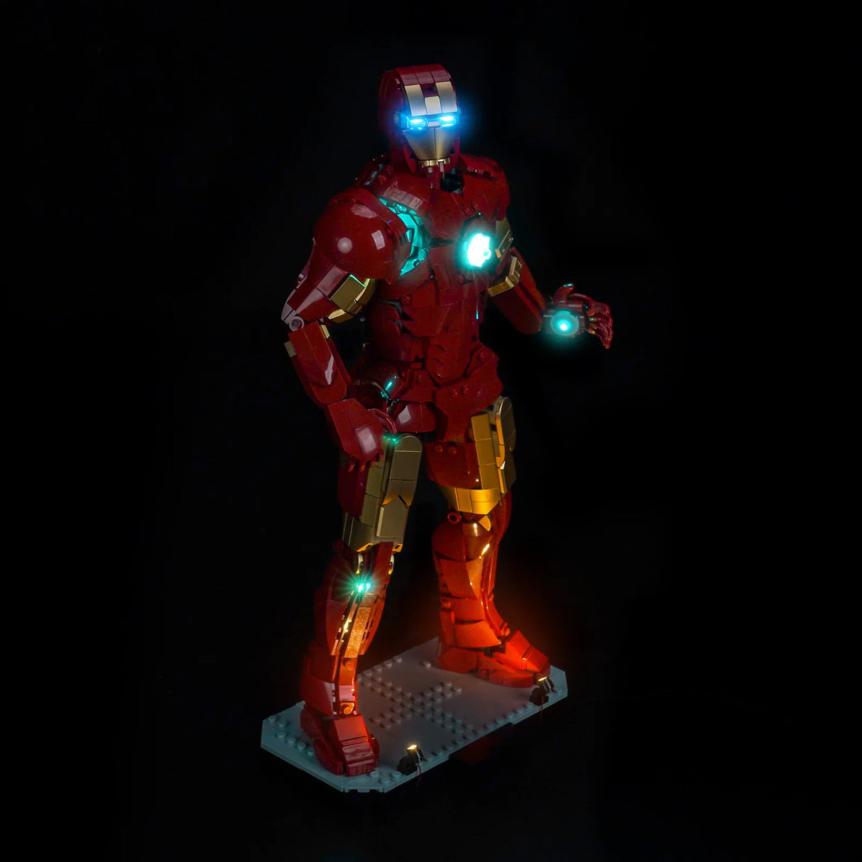 Iron Man Figur mit leuchtenden Augen und Brust auf schwarzem Hintergrund
