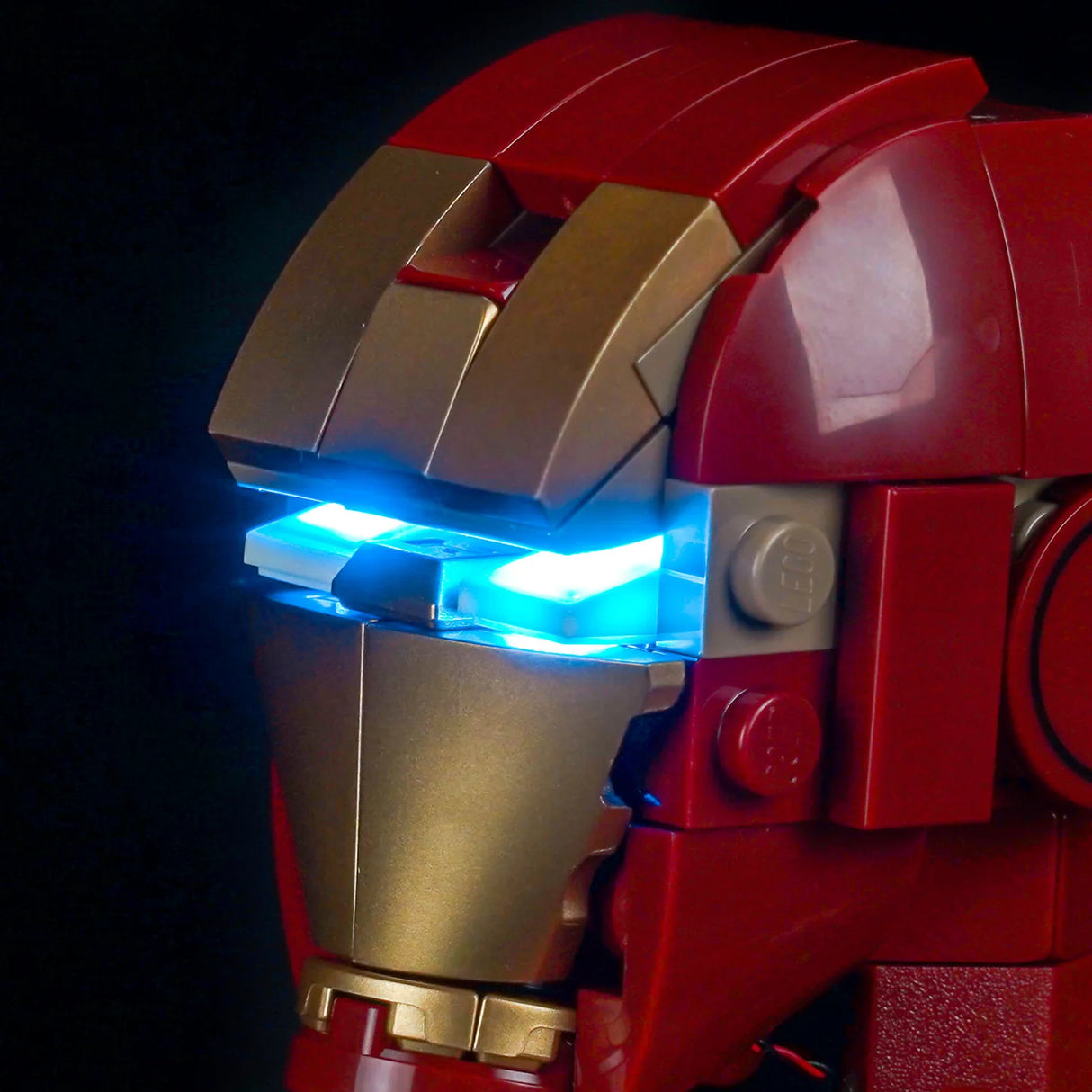Iron Man Helm aus Legosteinen mit leuchtenden blauen Augen