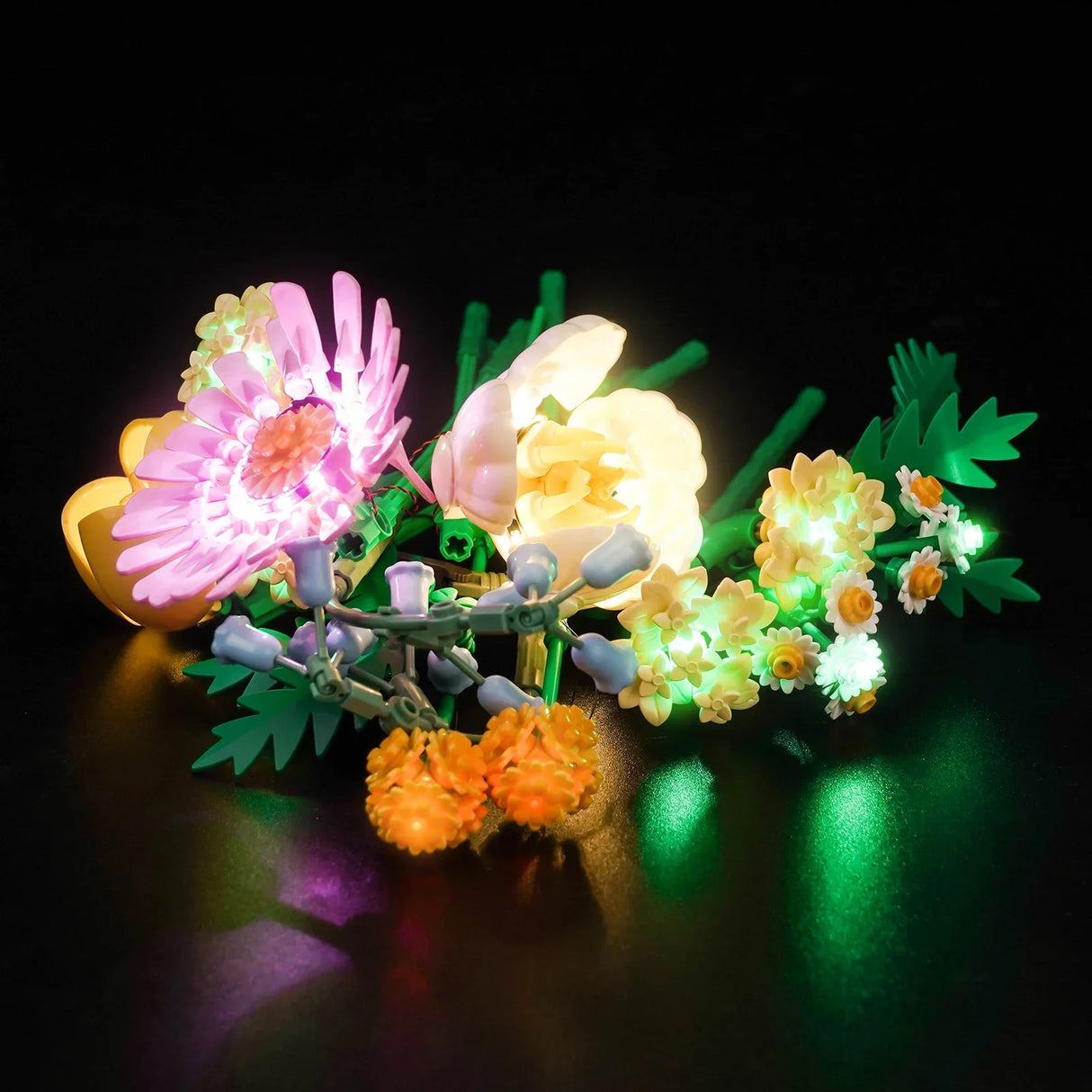 Nahaufnahme eines leuchtenden Blumenstraußes aus Legosteinen auf schwarzem Hintergrund