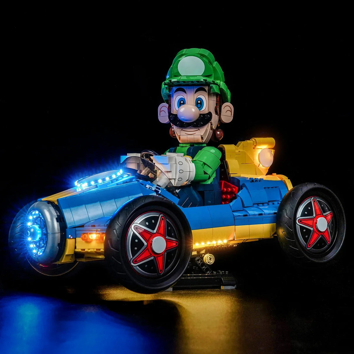 Luigi in einem leuchtenden blauen und gelben Rennwagen auf schwarzem Hintergrund