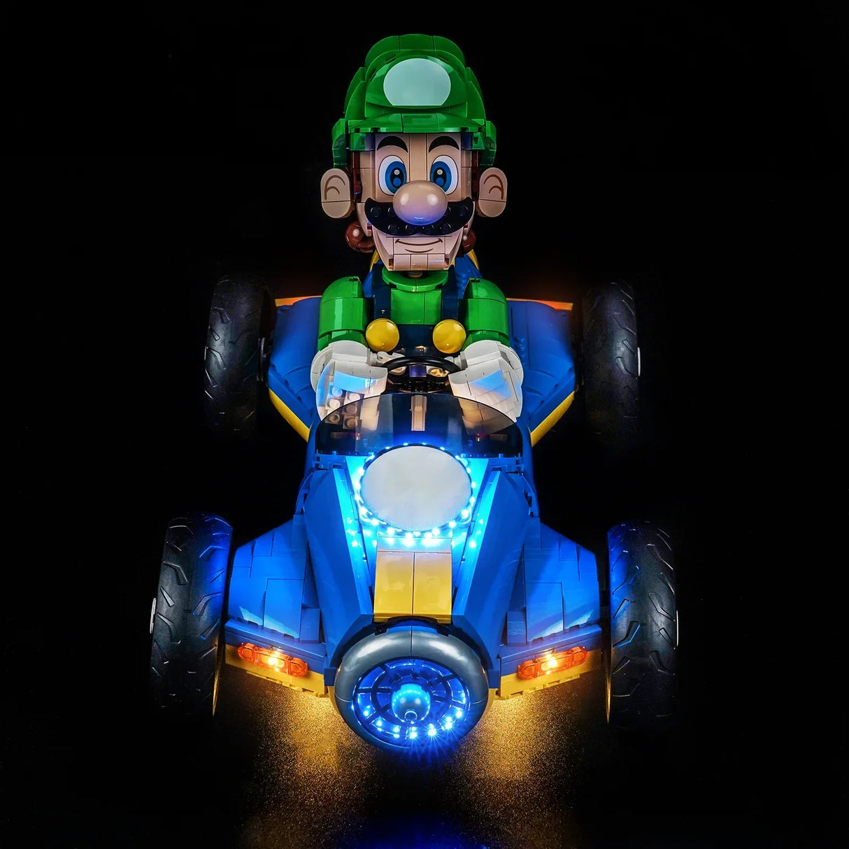 Luigi in einem leuchtenden blauen und gelben Kart auf schwarzem Hintergrund